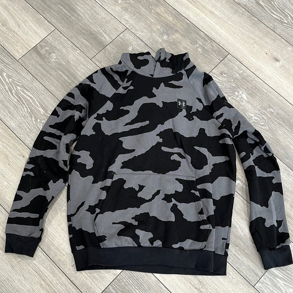 Under armour camo sweatshirt